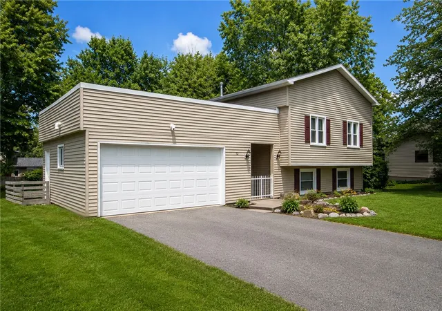 Photo 3 of Single family home for sale at 72 Cherry Crk Ln, Rochester, NY 14626 | MLS# R1710981 | Listing updated on 2026-09-08
