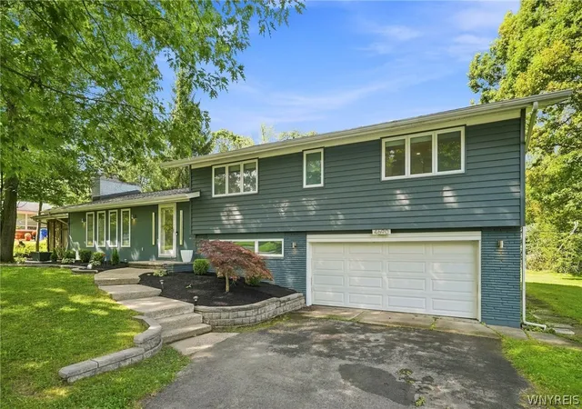Photo 3 of Sale Pending at 4690 Boncrest Dr W, Buffalo, NY 14221 | MLS# B1711186 | Listing updated on 2026-09-16
