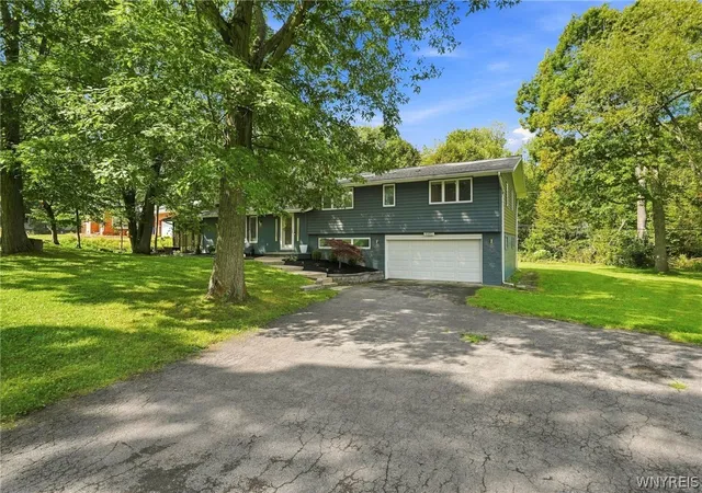 Photo 3 of Sale Pending at 4690 Boncrest Dr W, Buffalo, NY 14221 | MLS# B1711186 | Listing updated on 2026-09-16