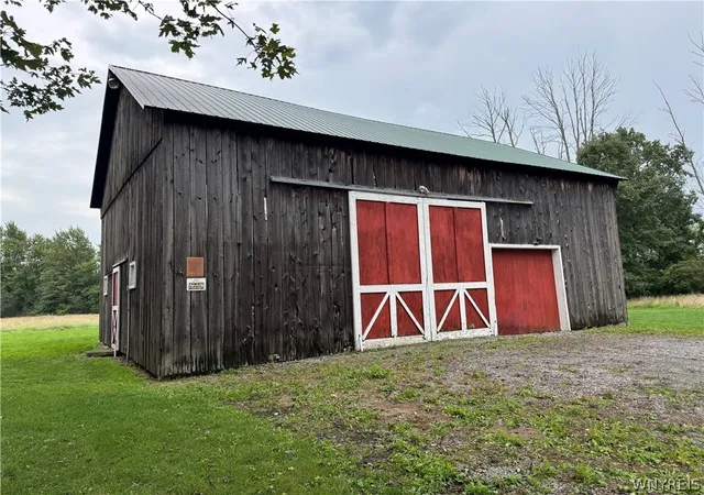 Photo 3 of Sale Pending at 7995 Westphalinger Rd, East Amherst, NY 14051 | MLS# B1711292 | Listing updated on 2026-09-13