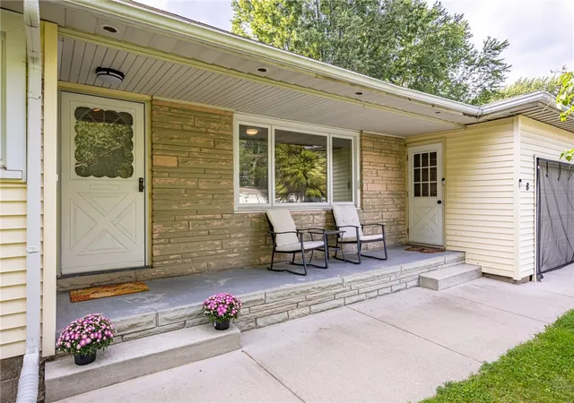Photo 3 of Sale Pending at 8 Twin Oak Dr, Rochester, NY 14606 | MLS# R1710032 | Listing updated on 2026-09-10