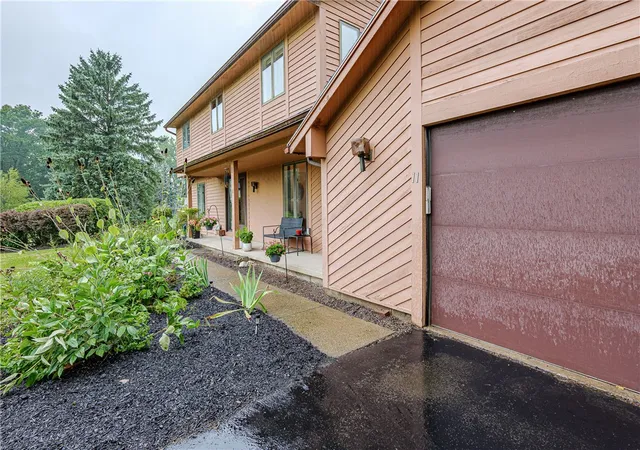 Photo 3 of Single family home for sale at 11 Pine Brk Cir, Penfield, NY 14526 | MLS# R1710657 | Listing updated on 2026-09-14