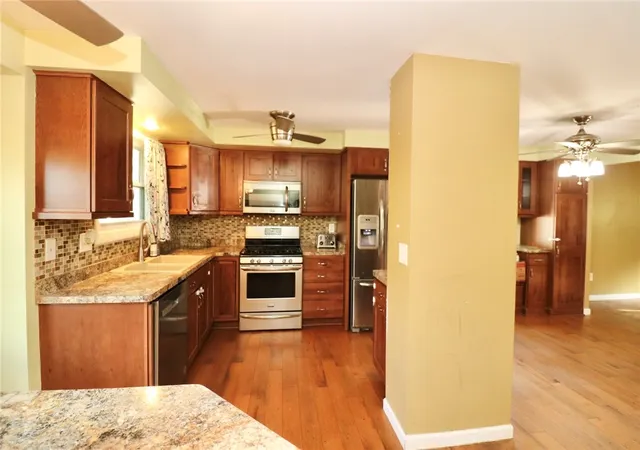 Photo 4 of Sale Pending at 34 Woodshire Ln, Rochester, NY 14606 | MLS# R1711171 | Listing updated on 2026-09-14