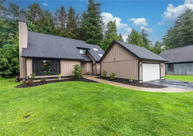 Photo 2 of Sale Pending at 290 Little Robin Rd, Buffalo, NY 14228 | MLS# B1702265 | Listing updated on 2026-09-10