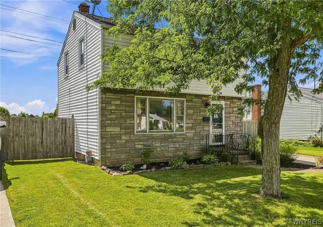 Photo 3 of Single family home for sale at 119 Deuro Dr, Niagara Falls, NY 14304 | MLS# B1711606 | Listing updated on 2026-09-01
