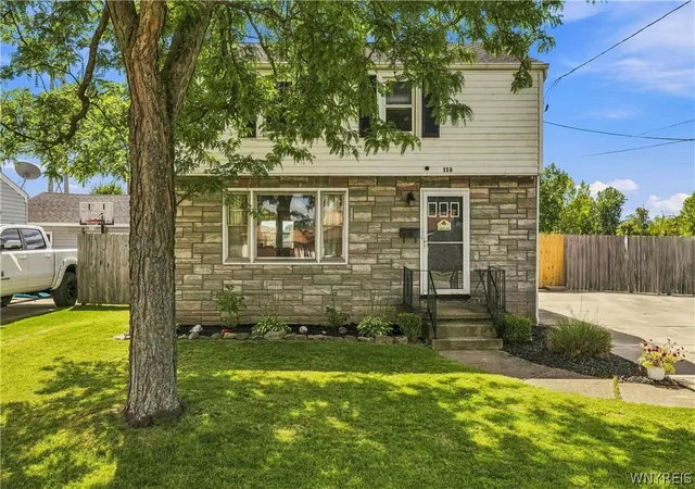 Photo 4 of Single family home for sale at 119 Deuro Dr, Niagara Falls, NY 14304 | MLS# B1711606 | Listing updated on 2026-09-01
