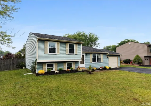 Photo 2 of Single family home for sale at 8496 Chinkapin Cir, Cicero, NY 13039 | MLS# S1711202 | Listing updated on 2026-09-02