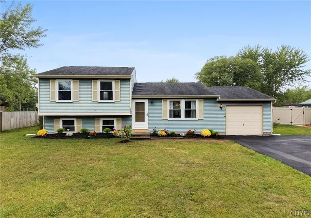 Photo 3 of Single family home for sale at 8496 Chinkapin Cir, Cicero, NY 13039 | MLS# S1711202 | Listing updated on 2026-09-02