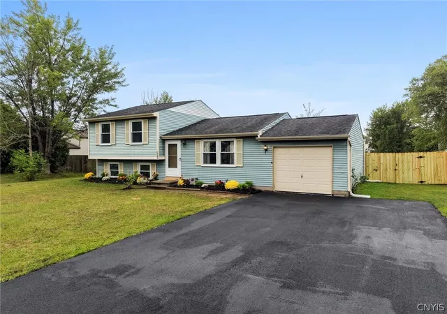 Photo 3 of Single family home for sale at 8496 Chinkapin Cir, Cicero, NY 13039 | MLS# S1711202 | Listing updated on 2026-09-02