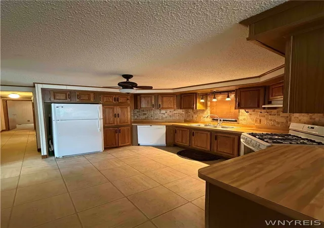 Photo 3 of Manufactured home for sale at 37 Brookridge Dr, Hamburg, NY 14075 | MLS# B1711818 | Listing updated on 2026-09-03