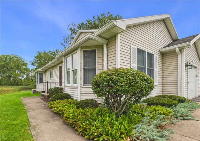 Photo 3 of Sale Pending at 601 Strand Pond Cir, Webster, NY 14580 | MLS# R1711962 | Listing updated on 2026-09-08
