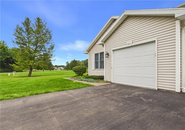 Photo 4 of Sale Pending at 601 Strand Pond Cir, Webster, NY 14580 | MLS# R1711962 | Listing updated on 2026-09-08