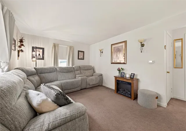 Photo 4 of Sale Pending at 173 Crestwood Blvd, Rochester, NY 14624 | MLS# R1710109 | Listing updated on 2026-09-07