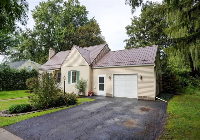 Photo 2 of Sale Pending at 11 Victory Dr, Brockport, NY 14420 | MLS# R1709312 | Listing updated on 2026-09-10