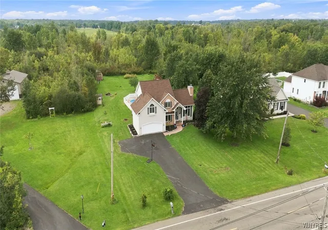 Photo 3 of Single family home for sale at 6914 Townline Rd, North Tonawanda, NY 14120 | MLS# B1712021 | Listing updated on 2026-09-07