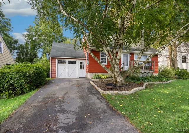 Photo 2 of Single family home for sale at 122 W Dauenhauer St, East Syracuse, NY 13057 | MLS# S1711226 | Listing updated on 2026-09-04