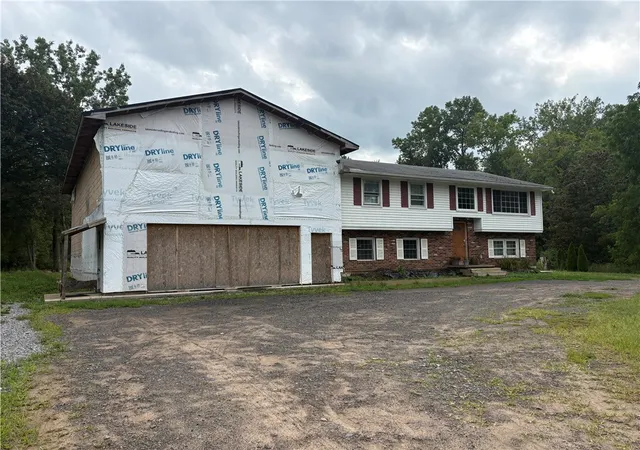 Photo 3 of Single family home for sale at 776 Lake Rd, Ontario, NY 14519 | MLS# R1712091 | Listing updated on 2026-09-03