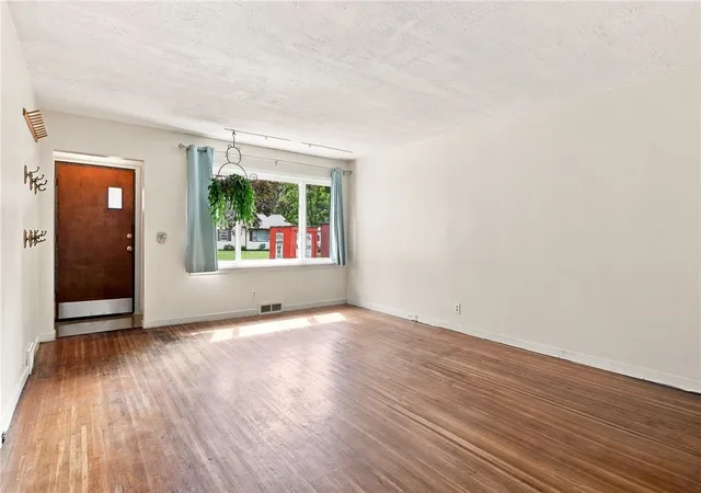 Photo 4 of Sale Pending at 238 Bayway Dr, Webster, NY 14580 | MLS# R1712034 | Listing updated on 2026-09-09