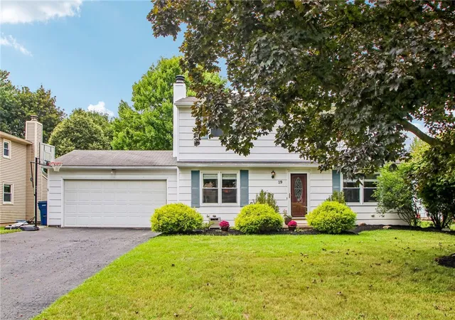 Photo 2 of Single family home for sale at 19 Aconbury Dr, Fairport, NY 14450 | MLS# R1711763 | Listing updated on 2026-09-05