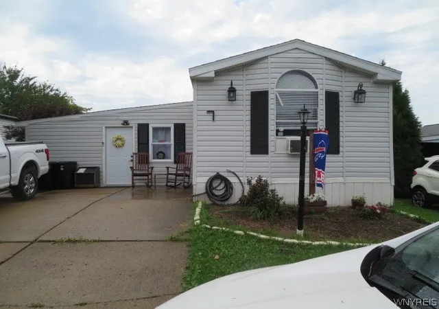 Photo 2 of Manufactured home for sale at 7 N Eaglecrest Dr, Hamburg, NY 14075 | MLS# B1711815 | Listing updated on 2026-09-05
