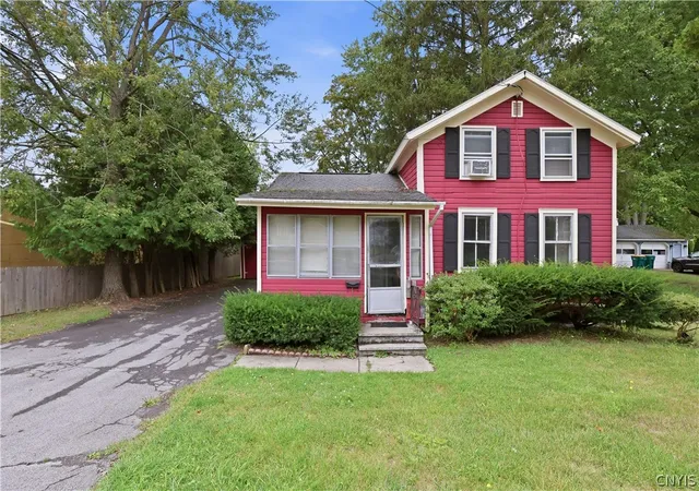 Photo 1 of Single family home for sale at 11 Spruce St, Baldwinsville, NY 13027 | MLS# S1712136 | Listing updated on 2026-09-10