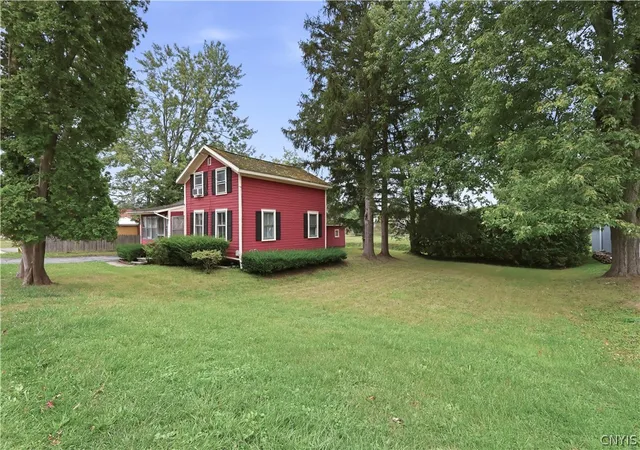 Photo 2 of Single family home for sale at 11 Spruce St, Baldwinsville, NY 13027 | MLS# S1712136 | Listing updated on 2026-09-10