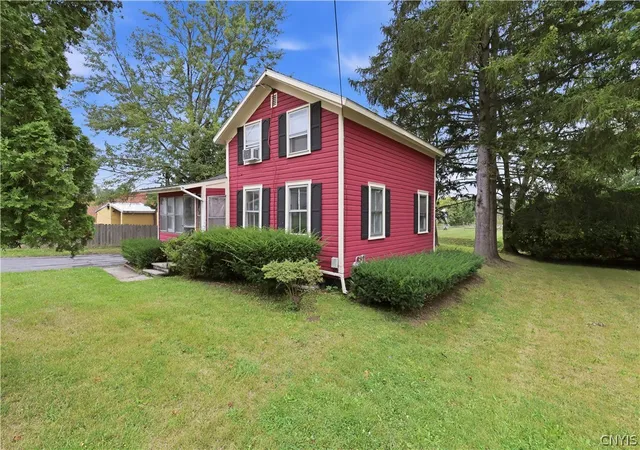 Photo 3 of Single family home for sale at 11 Spruce St, Baldwinsville, NY 13027 | MLS# S1712136 | Listing updated on 2026-09-10