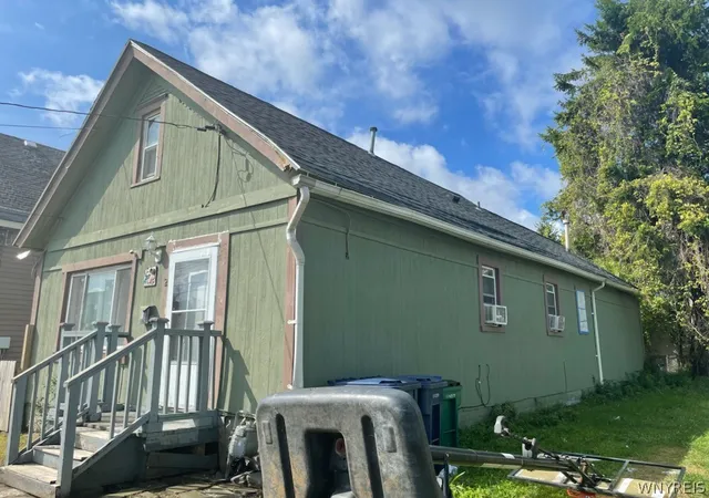 Photo 2 of Single family home for sale at 28 Townsend St, Buffalo, NY 14206 | MLS# B1712256 | Listing updated on 2026-09-04