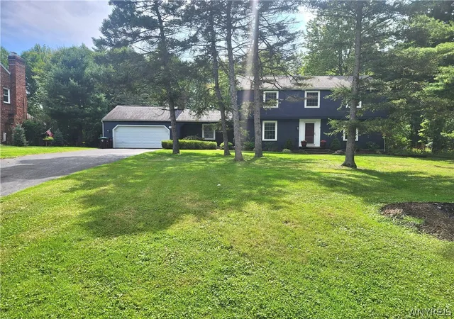 Photo 2 of Single family home for sale at 31 Tanglewood Dr W, Orchard Park, NY 14127 | MLS# B1708689 | Listing updated on 2026-09-12