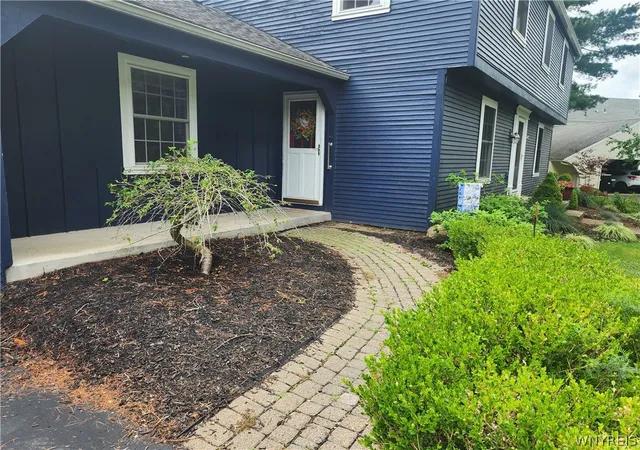 Photo 3 of Single family home for sale at 31 Tanglewood Dr W, Orchard Park, NY 14127 | MLS# B1708689 | Listing updated on 2026-09-12