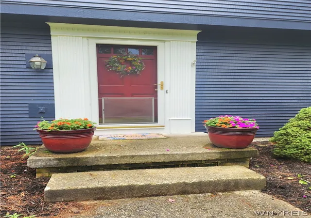 Photo 3 of Single family home for sale at 31 Tanglewood Dr W, Orchard Park, NY 14127 | MLS# B1708689 | Listing updated on 2026-09-12