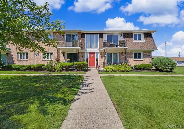 Photo 2 of Sale Pending at 120 Old Lyme Dr #4, Buffalo, NY 14221 | MLS# B1712435 | Listing updated on 2026-09-08