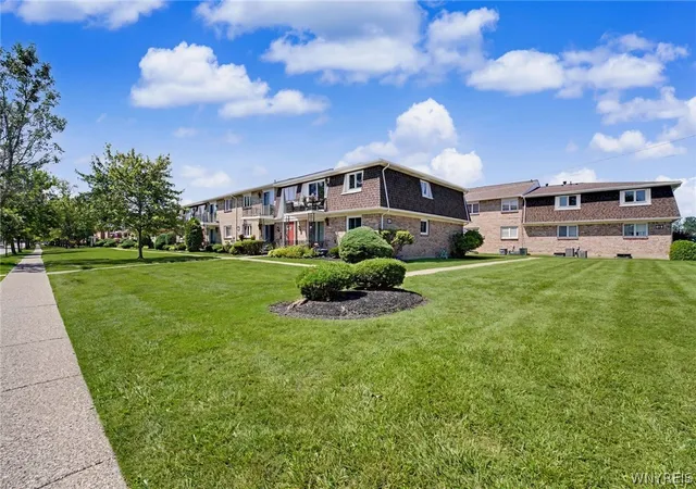 Listing Photo 4 - Condo for sale in building located at 120 Old Lyme Dr, Amherst, NY 14221 - Unit #4