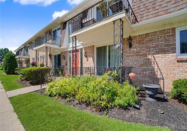 Listing Photo 5 - Condo for sale in building located at 120 Old Lyme Dr, Amherst, NY 14221 - Unit #4
