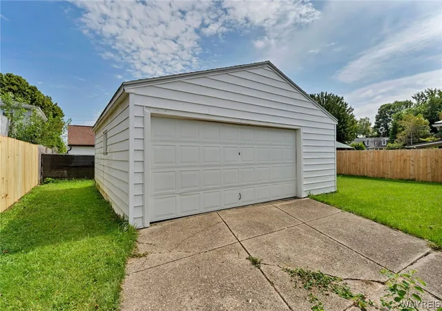 Photo 3 of Sale Pending at 3731 Saxony Pl, Buffalo, NY 14219 | MLS# B1712647 | Listing updated on 2026-09-14