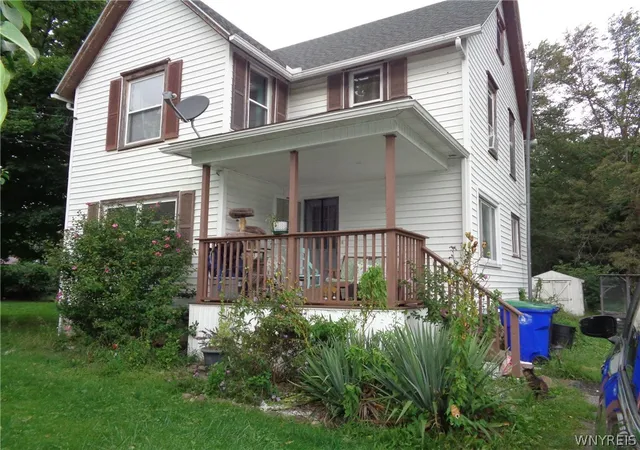 Photo 2 of Single family home for sale at 429 E Oak Orchard St, Shelby, NY 14103 | MLS# B1712248 | Listing updated on 2026-09-08
