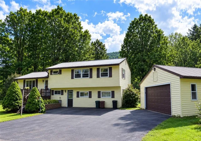 Photo 4 of Single family home for sale at 70 School View Rd, Roxbury, NY 12474 | MLS# R1712650 | Listing updated on 2026-09-12