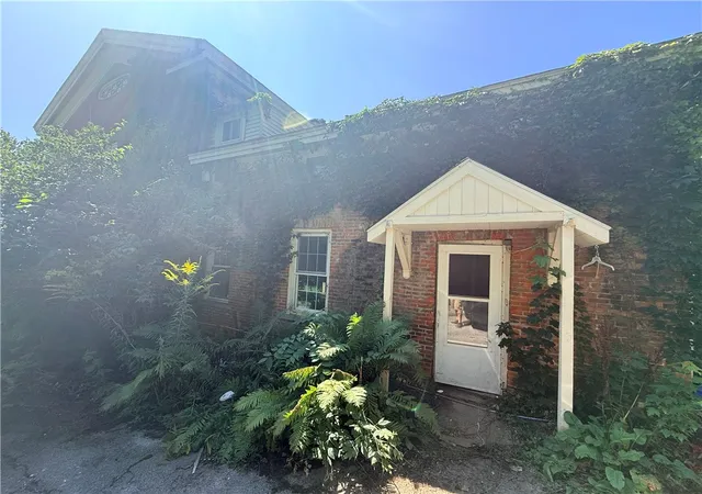 Photo 4 of Single family home for sale at 101 Broad St, Lyons, NY 14489 | MLS# R1711390 | Listing updated on 2026-09-07