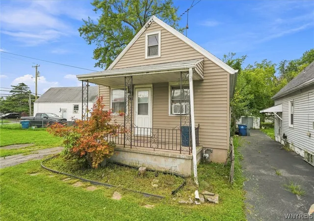 Photo 2 of Sale Pending at 2926 Portland St, Niagara Falls, NY 14305 | MLS# B1712849 | Listing updated on 2026-09-16