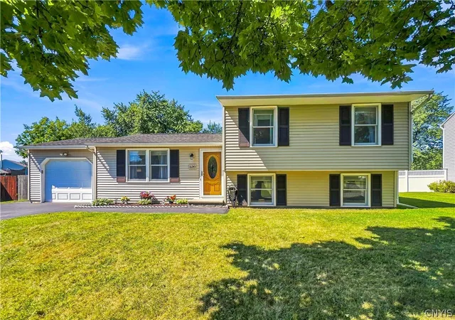 Photo 3 of Sale Pending at 6243 Welland Ln, Cicero, NY 13039 | MLS# S1711533 | Listing updated on 2026-09-11