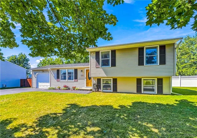 Photo 3 of Sale Pending at 6243 Welland Ln, Cicero, NY 13039 | MLS# S1711533 | Listing updated on 2026-09-11