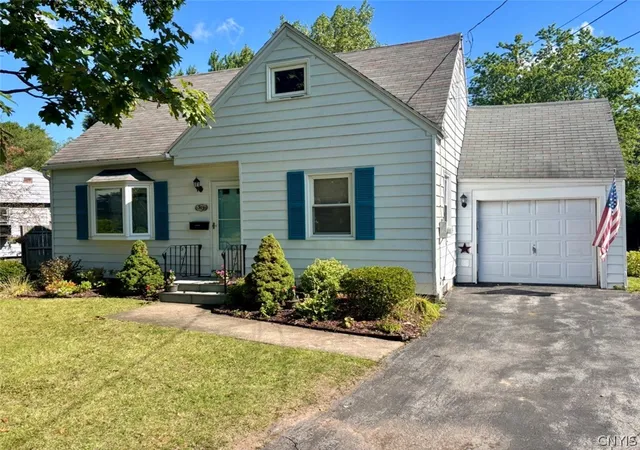 Single family home for sale at 303 Kingsdown Dr, Liverpool, NY 13088 | MLS# S1712804