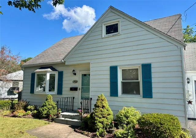 Photo 3 of Single family home for sale at 303 Kingsdown Dr, Liverpool, NY 13088 | MLS# S1712804 | Listing updated on 2026-09-08