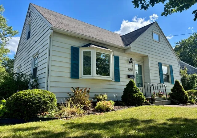 Photo 3 of Single family home for sale at 303 Kingsdown Dr, Liverpool, NY 13088 | MLS# S1712804 | Listing updated on 2026-09-08