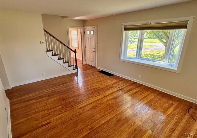 Photo 4 of Single family home for sale at 303 Kingsdown Dr, Liverpool, NY 13088 | MLS# S1712804 | Listing updated on 2026-09-08
