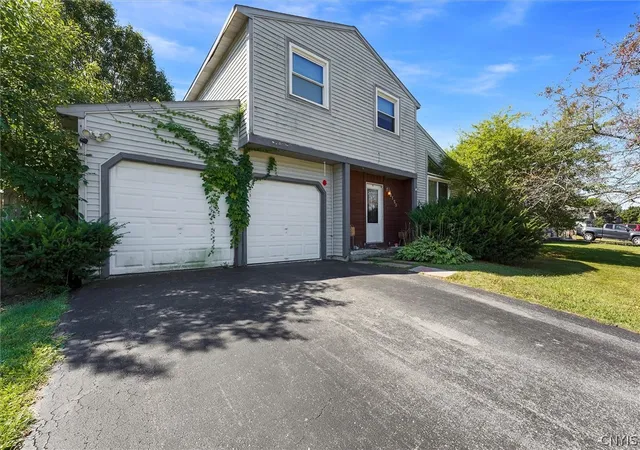 Photo 1 of Single family home for sale at 8152 Scotia Ln, Liverpool, NY 13090 | MLS# S1712324 | Listing updated on 2026-09-08