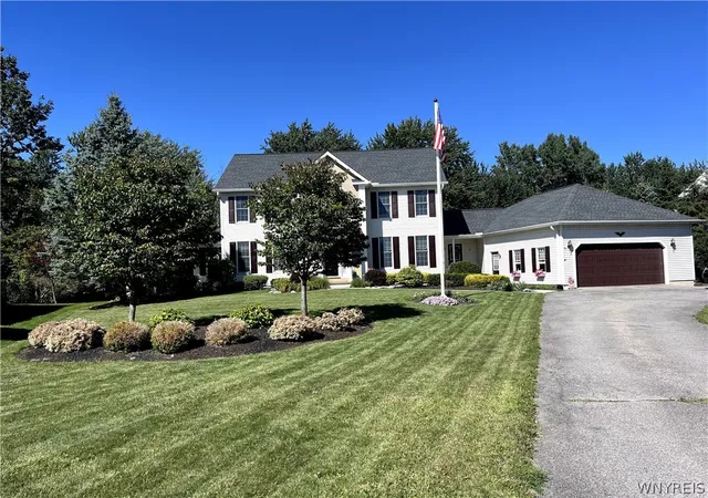 Photo 3 of Single family home for sale at 194 Golden Pheasant Dr, Getzville, NY 14068 | MLS# B1713105 | Listing updated on 2026-09-08