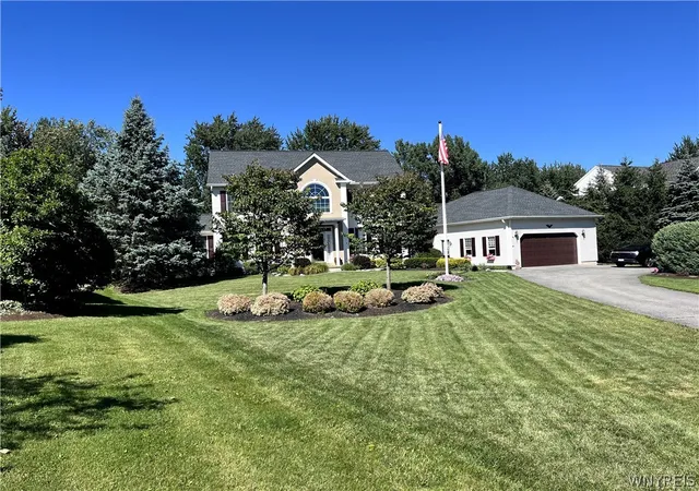 Photo 3 of Single family home for sale at 194 Golden Pheasant Dr, Getzville, NY 14068 | MLS# B1713105 | Listing updated on 2026-09-08