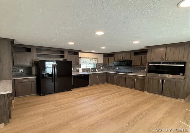 Photo 4 of Manufactured home for sale at 9170 Sheridan Dr #38, Clarence, NY 14031 | MLS# B1711195 | Listing updated on 2026-09-15