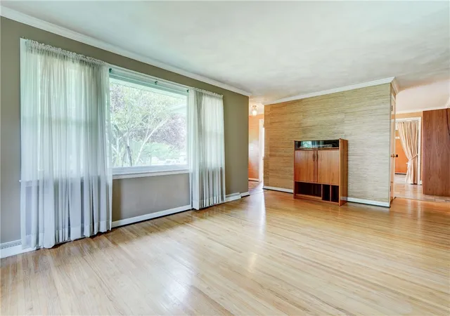 Photo 4 of Single family home for sale at 10 Pine Hl Dr, Pittsford, NY 14534 | MLS# R1713076 | Listing updated on 2026-09-09